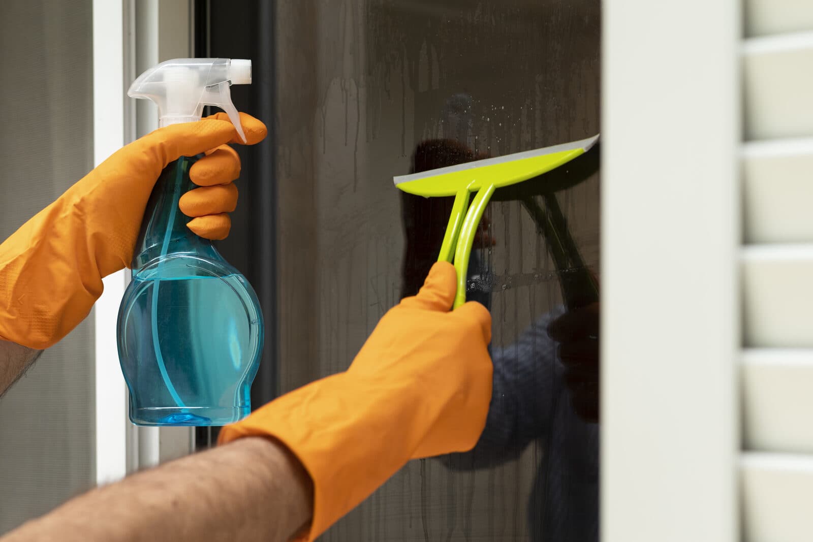 Fönsterputs med skrapa och sprayflaska